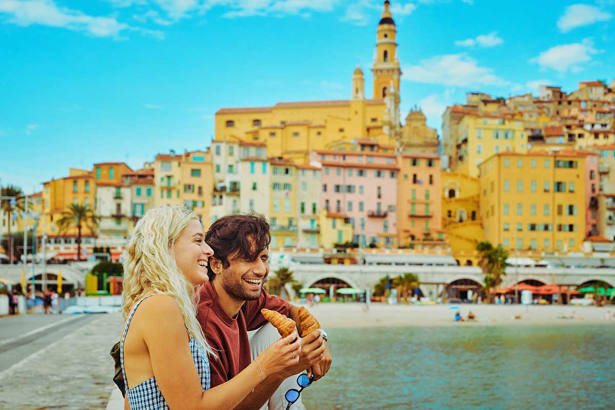 Europe contiki tour — group of young travellers in Paris